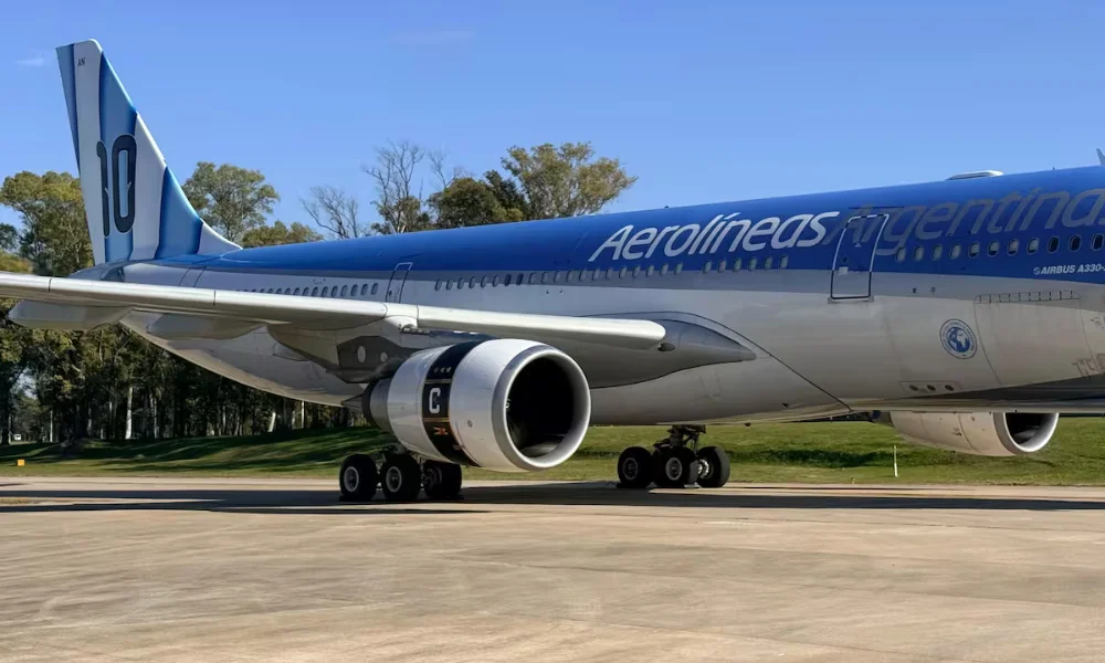 Avión de aerolíneas ploteado