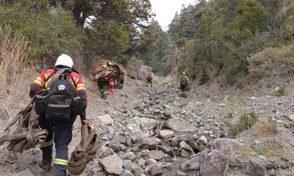 Brigadistas en el incendio de Trevelin
