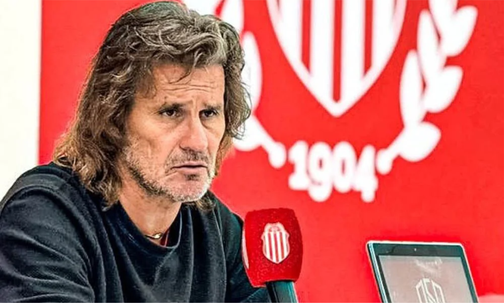 El entrenador dejó su cargo luego de 74 partidos.