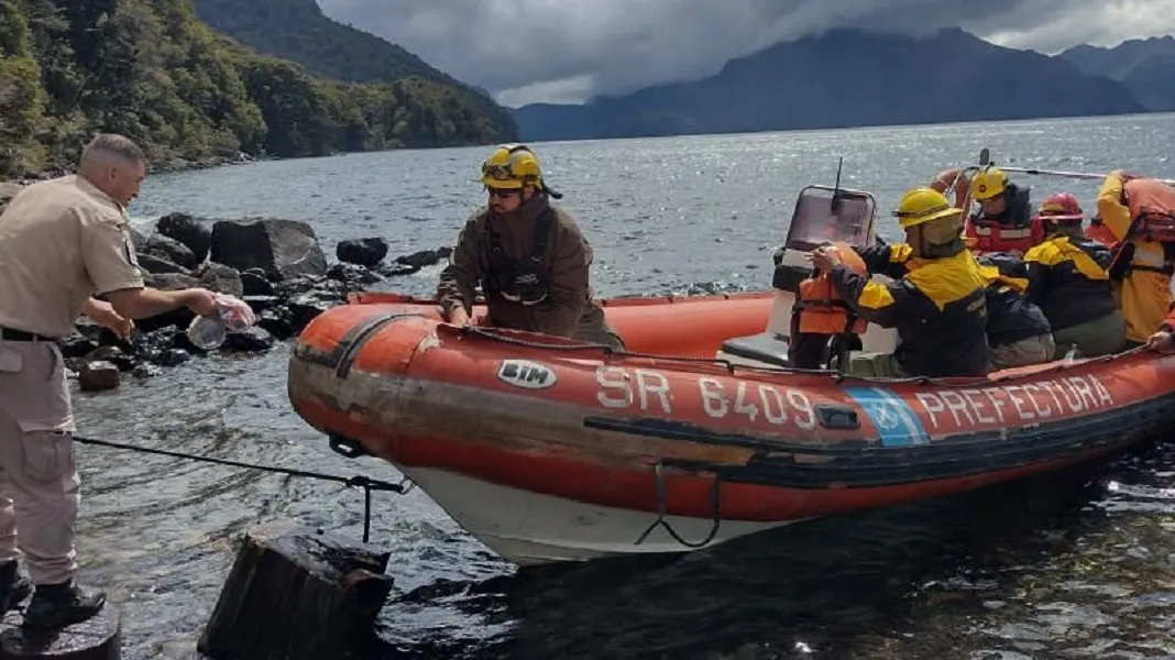 Brigadistas llegan en lancha
