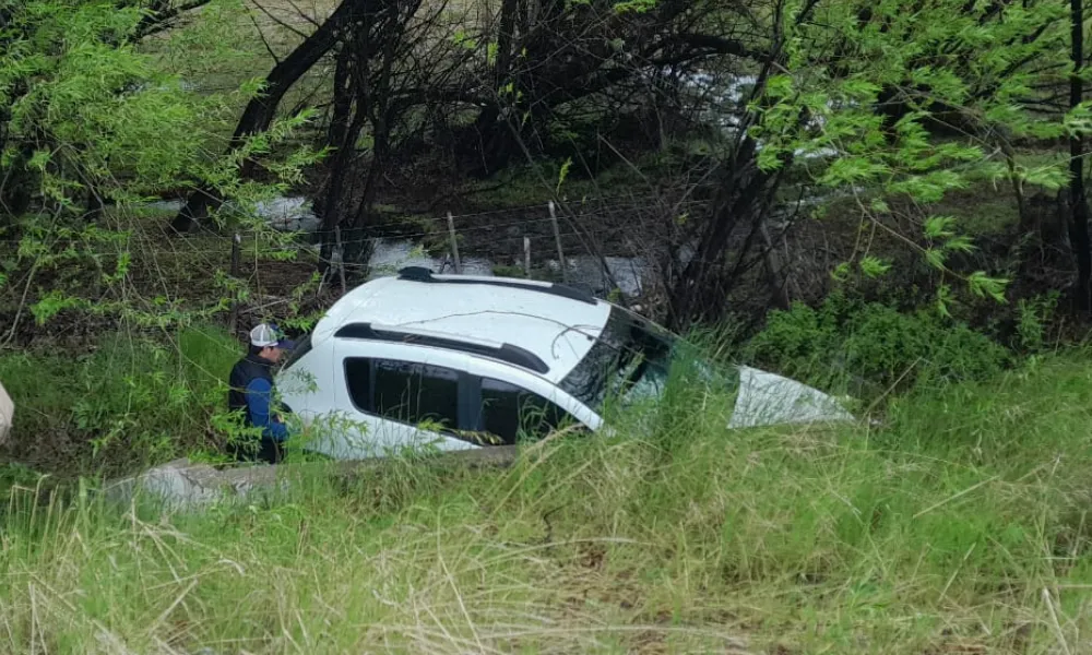 Renault Sandero en la alcantarilla