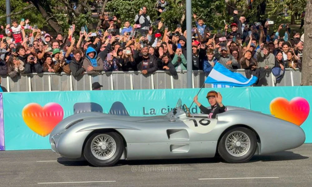 Franco Colapinto manejando la Flecha de Plata. Foto @FabriiSantini