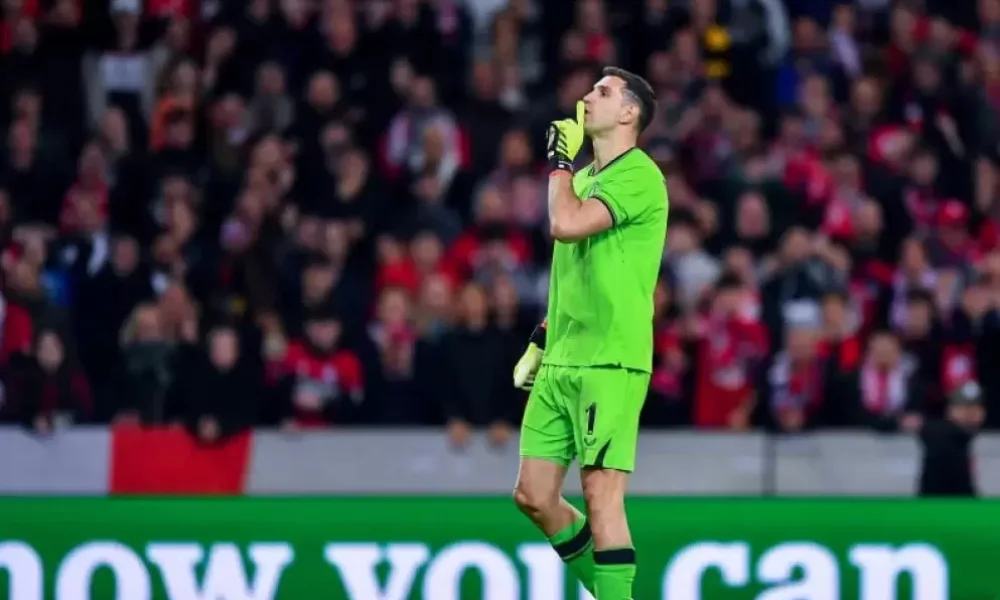 Aston Villa encontró la ventaja a partir de una jugada de Emiliano “Dibu” Martínez.