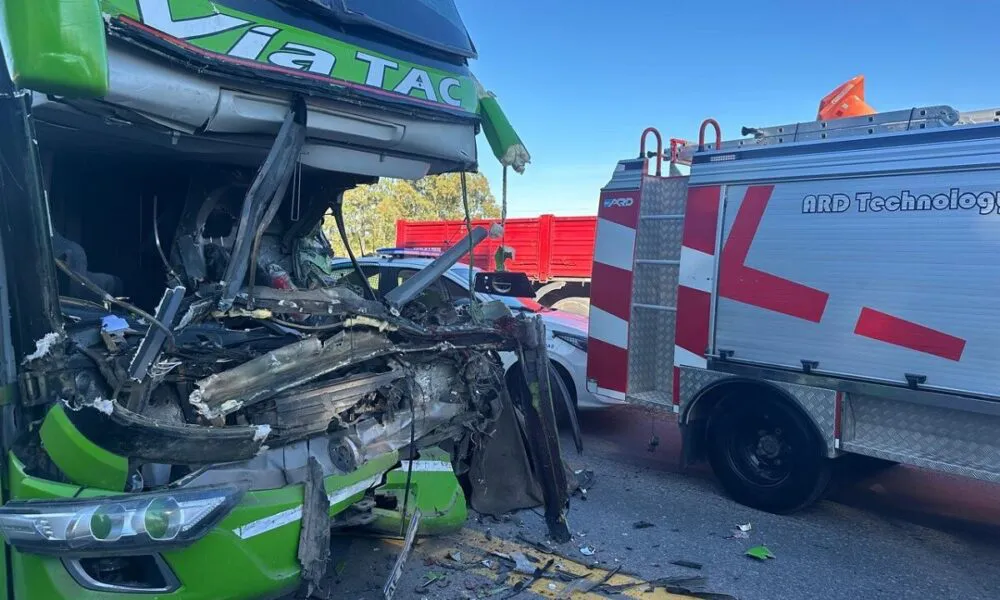 Colectivo chocó con un camión
