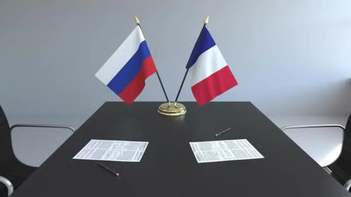 Banderas Rusia y Francia (Envato)