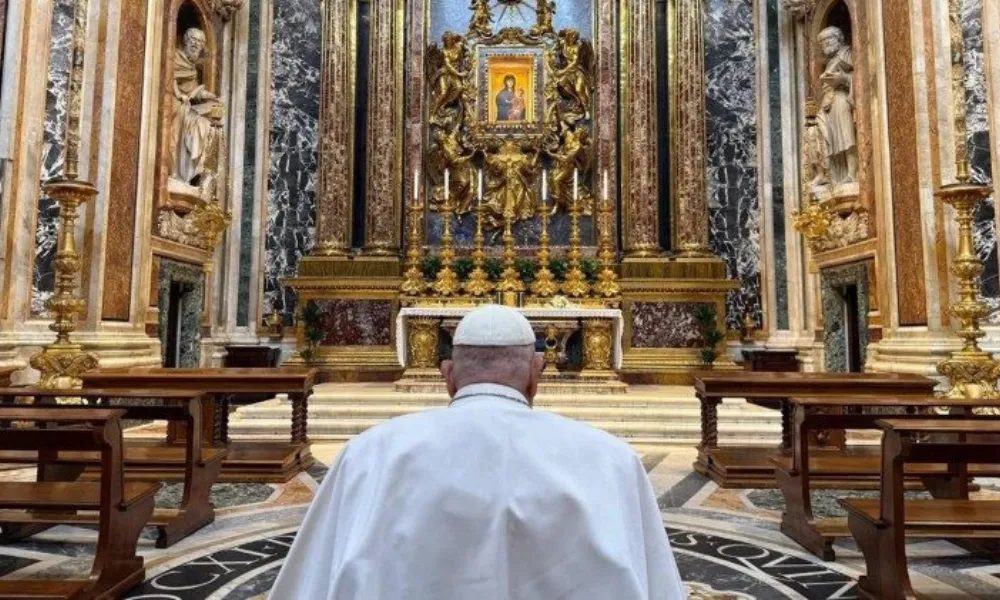 Francisco rezando en Santa María la mayor