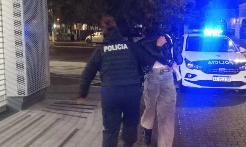 Una mujer policía terminó con lesiones tras ser atacada por una pareja