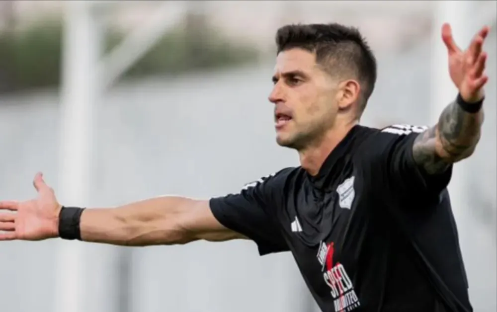 En un partido cerrado y con poco margen para el error, el equipo del Bajo Flores aprovechó una sola jugada