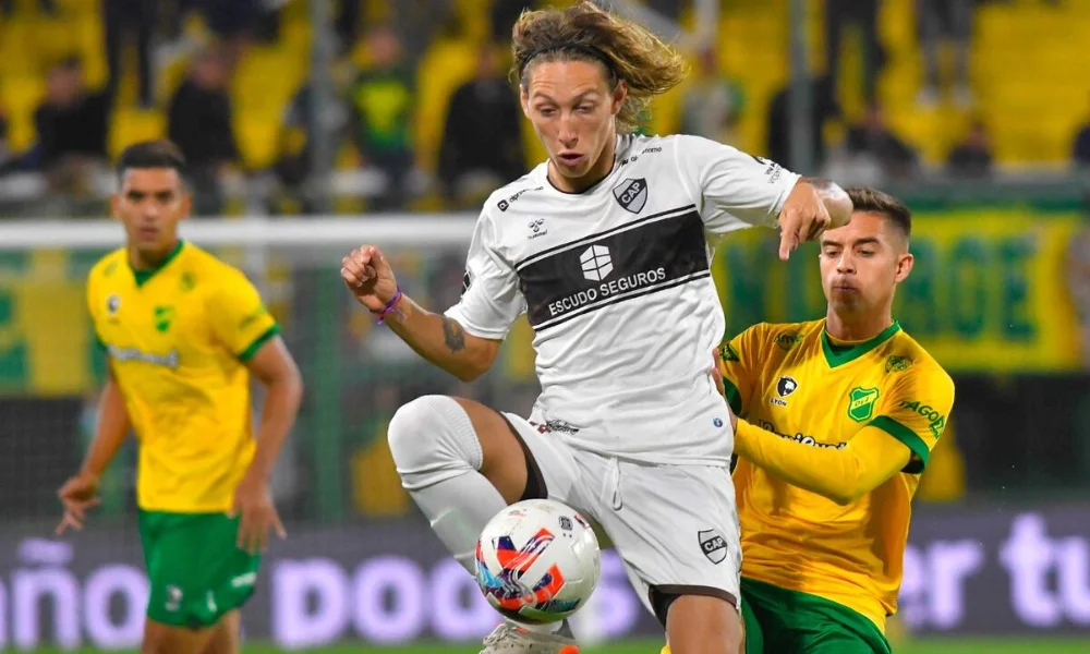 La jugada más impactante de la primera parte llegó casi de inmediato.