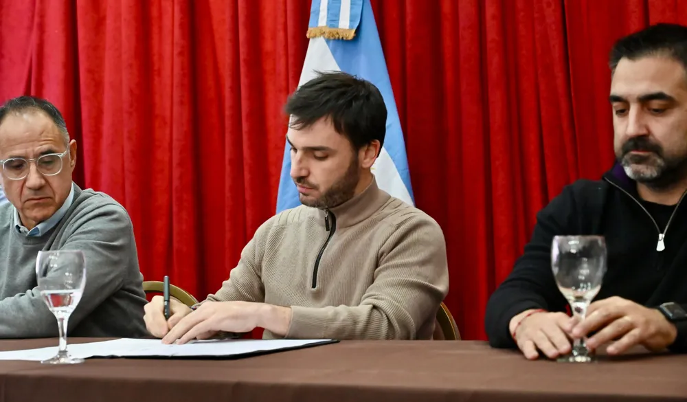 El gobernador firmo acuerdo para la salud