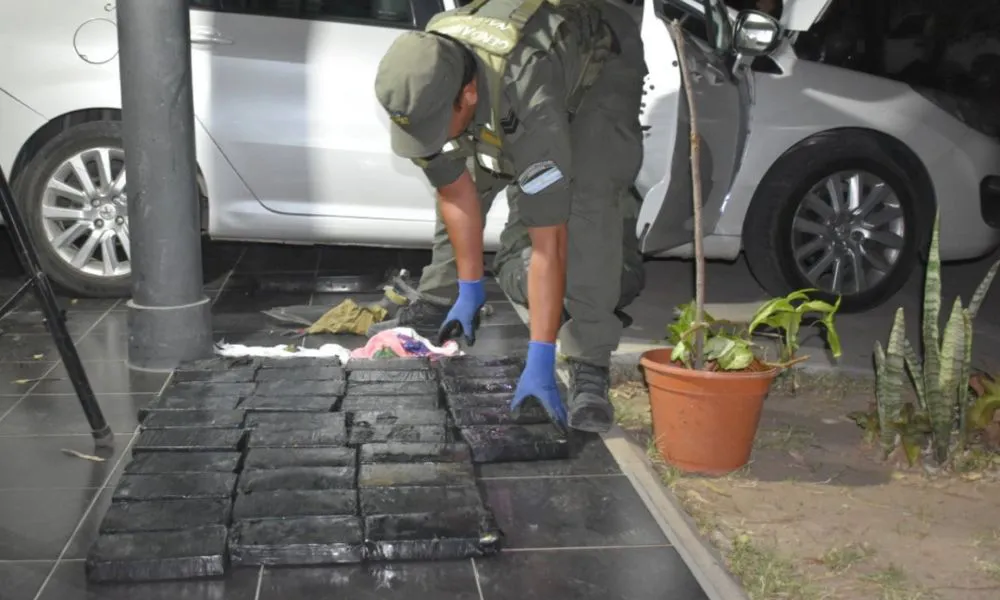 Descubren en Santiago del Estero 43 kilos de cocaína ocultos en el tablero de un auto