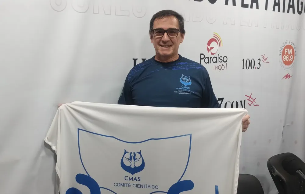 EL PROFE QUE RECORRE EL MUNDO CON LA "NATACIÓN CON ALETAS"