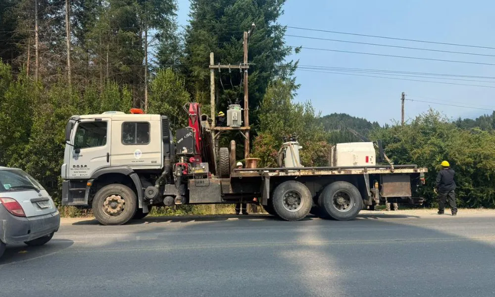 Reparan líneas eléctricas en la Comarca Andina