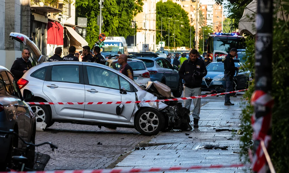 Testigos aseguraron que, después de detener el vehículo, el conductor descendió y atacó con un arma blanca a un hombre.