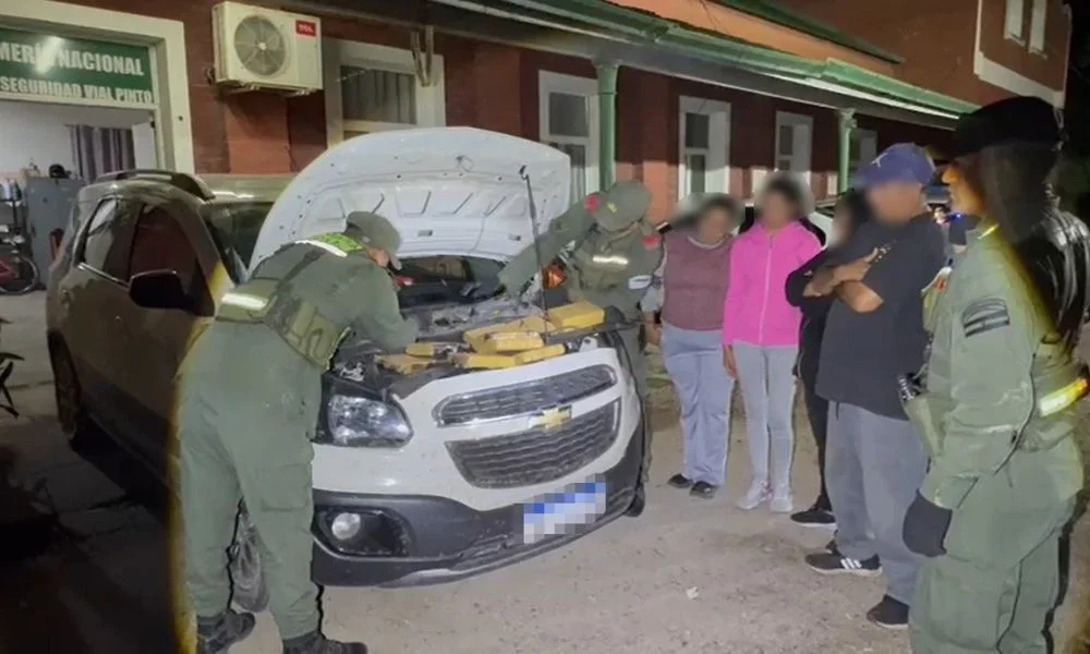 Hallaron 63 kilos de cocaína en un auto