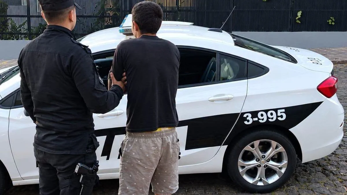 Un hombre robó en un gimnasio y regaló las prendas sustraídas