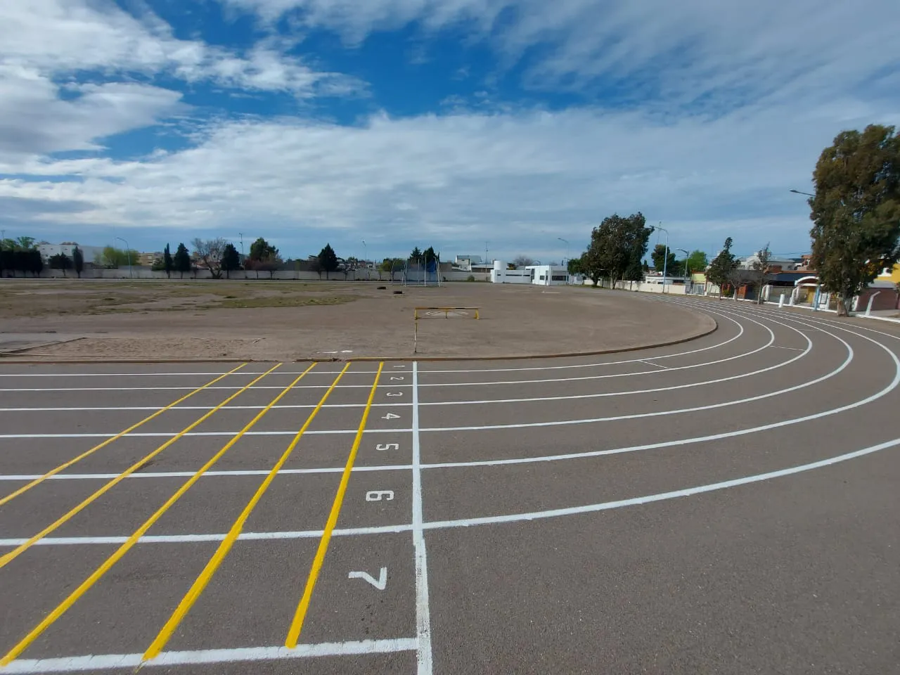 Acondicionan la Pista Municipal de Atletismo