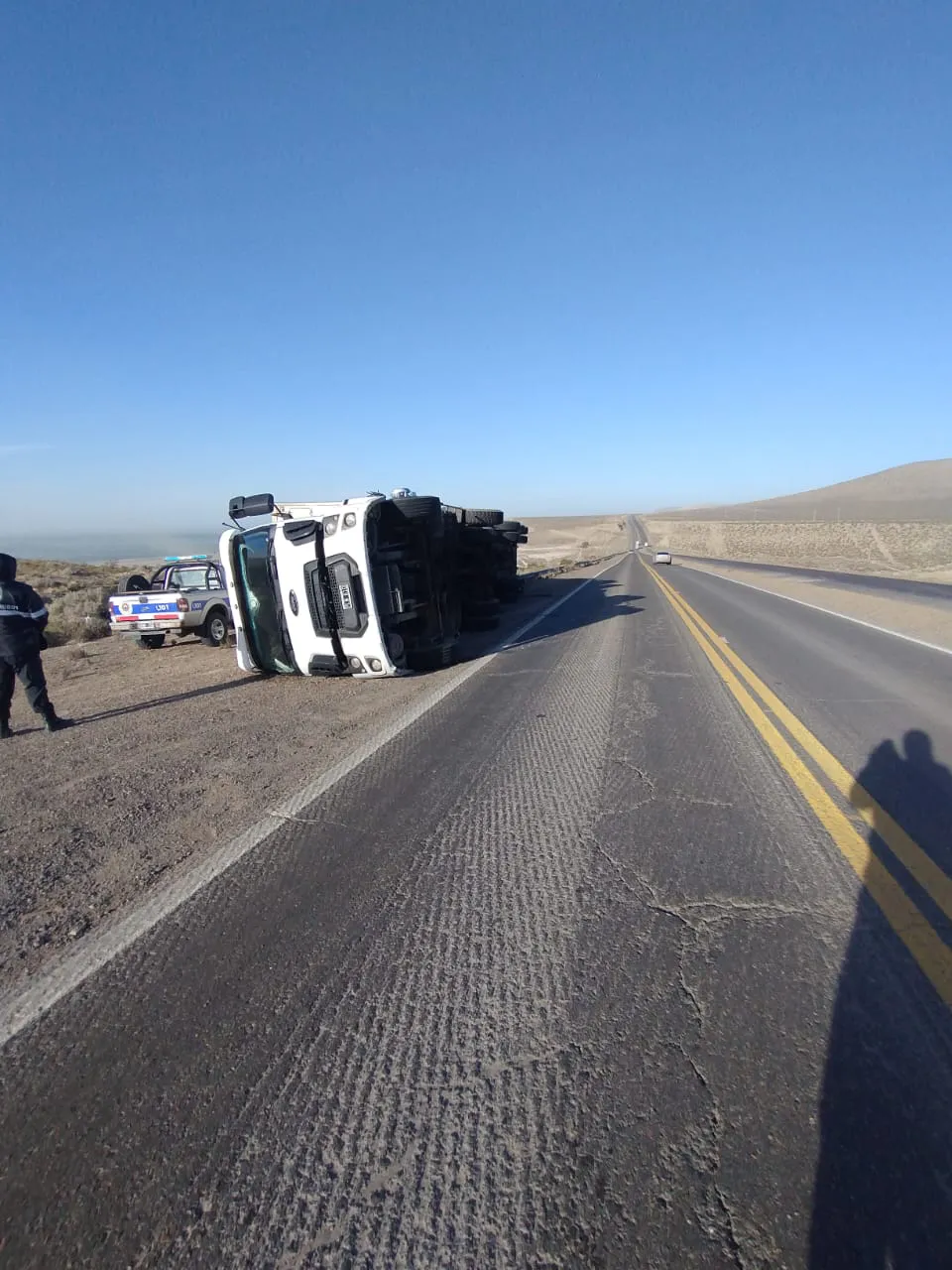 CAMIÓN VOLCADO EN RUTA 3