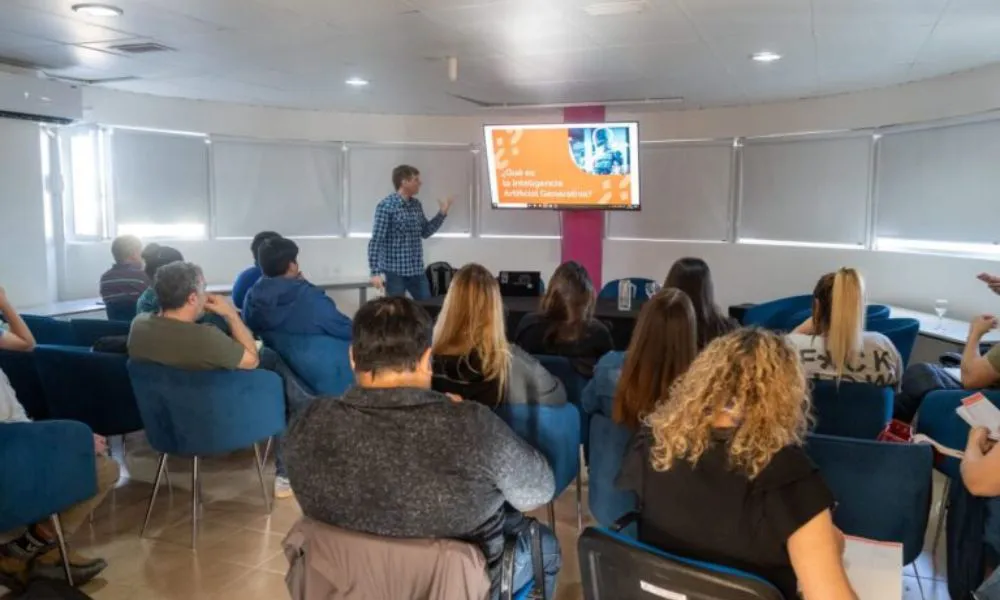 Taller de <b>inteligencia artificial</b> ayuda a mejorar la presencia en redes - LA17 thumbnail