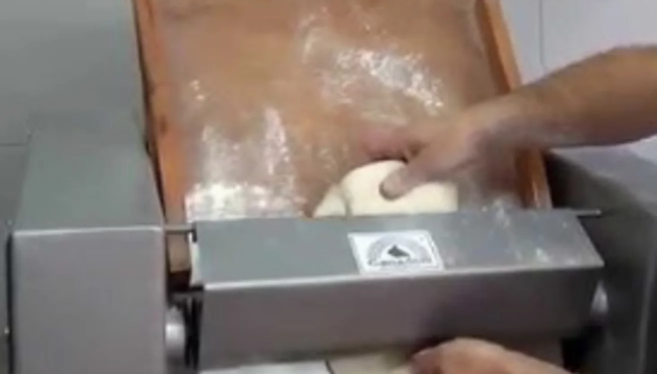 Joven de CAPDIM se lastimo la mano con sobadora de masa.