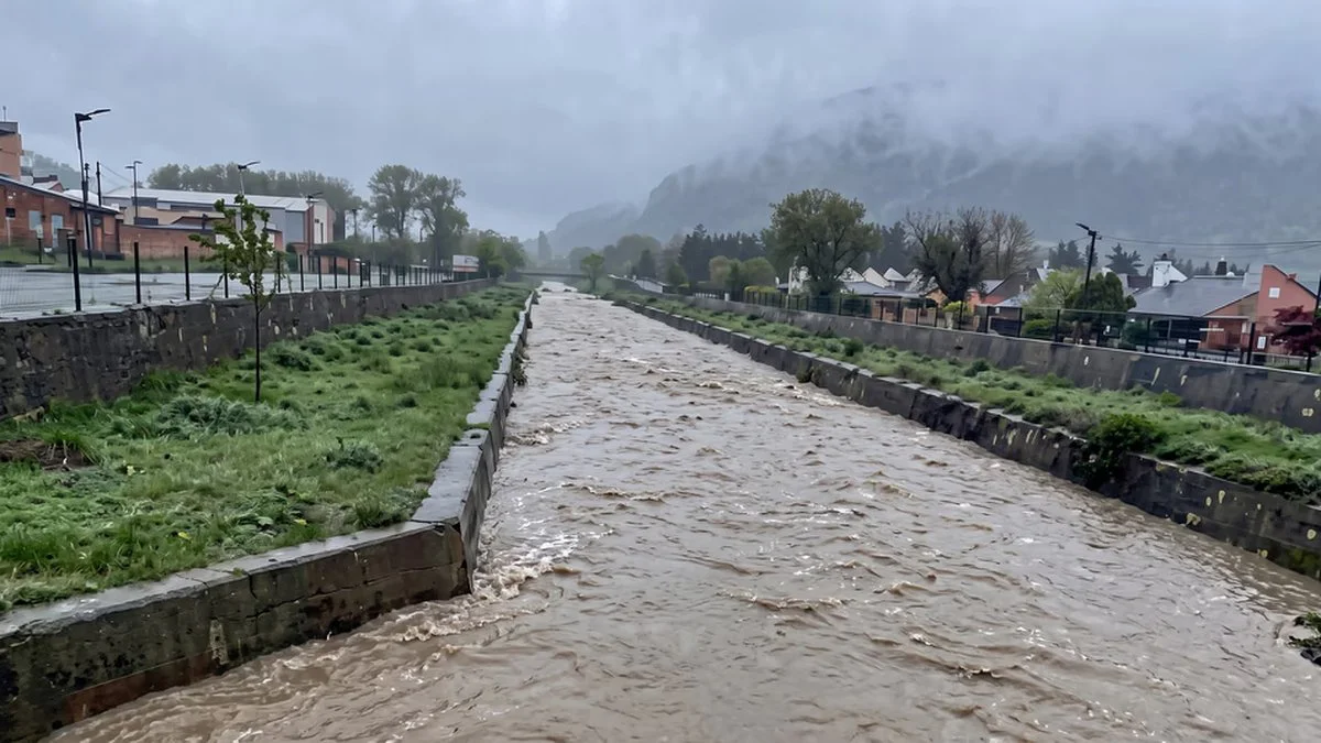 El arroyo Esquel a punto del desborde
