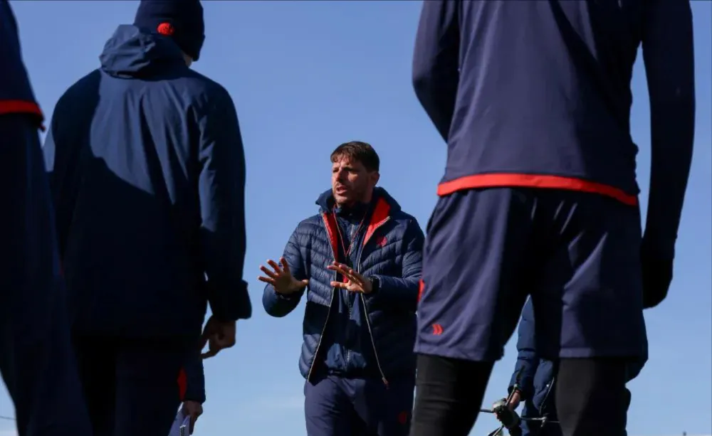 El plantel azulgrana mantiene un paro por deudas pendientes