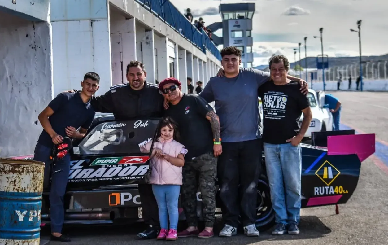 Cristian Trupiano piloto de TC Patagónico junto a el equipo incondicional
