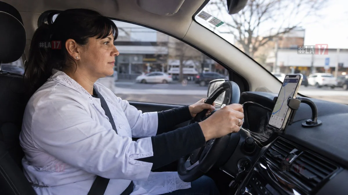 Docente manejando Uber foto ilustrativa generada por LA17