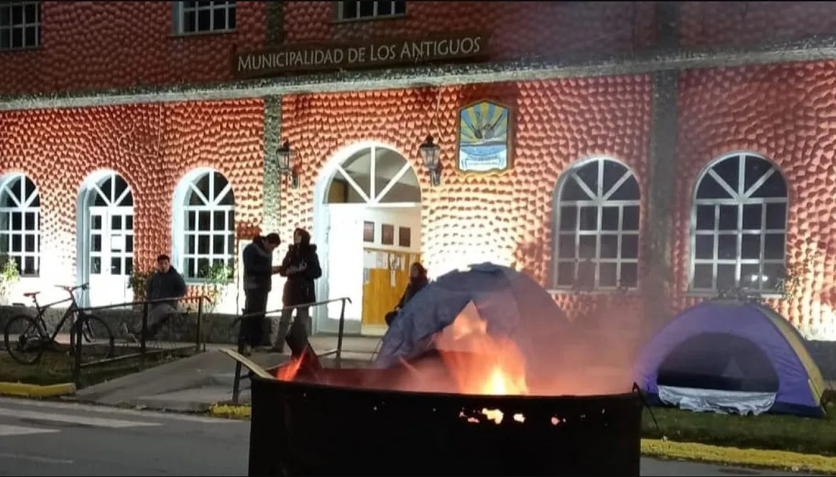 Empleados municipales acampan en el edificio municipal de Los Antiguos