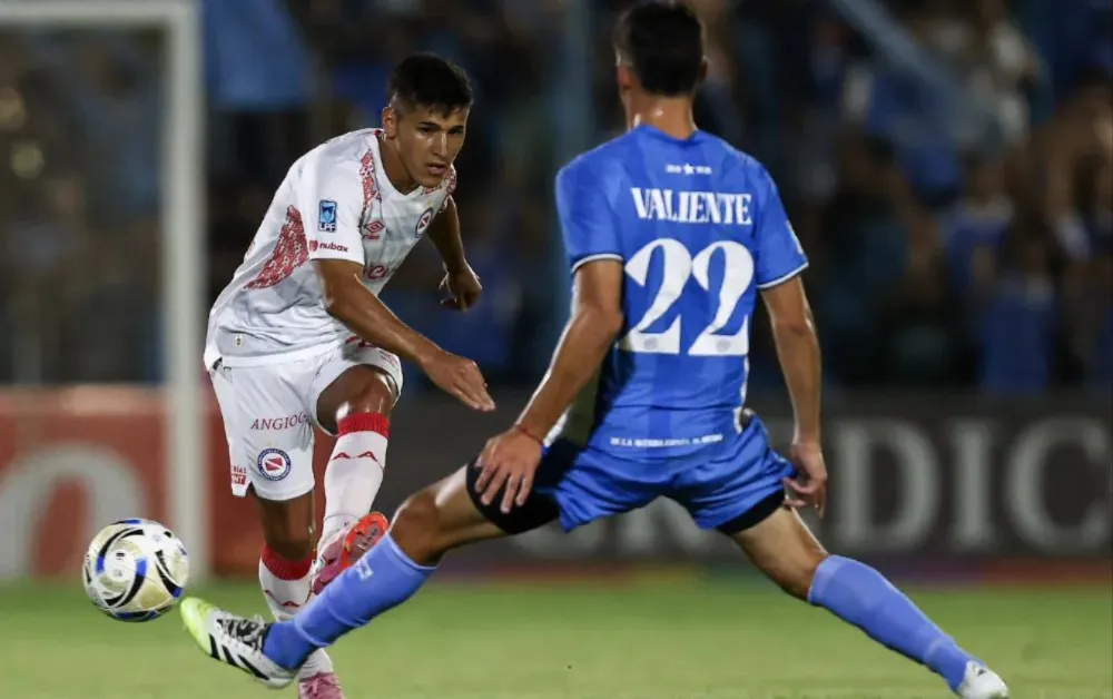 Argentinos Juniors fue superior, falló un penal y regresó con un punto ante Estudiantes