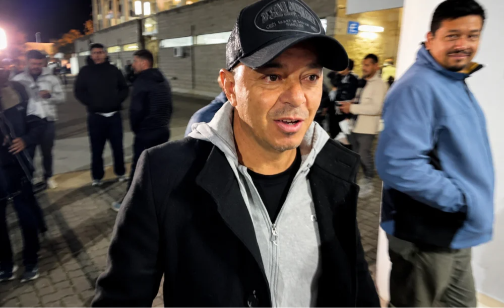 Gallardo siguió desde la tribuna el partido de San Martín de Tucumán por Copa Argentina.
