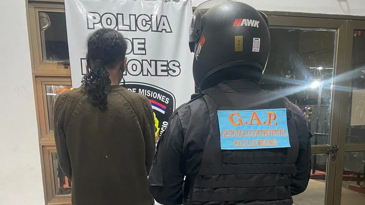 Hombres detenidos por acoso y daños a vehículos