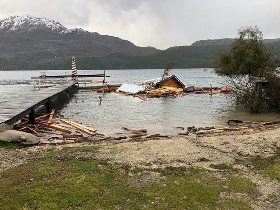 El complejo turístico arrastrado hasta el lago