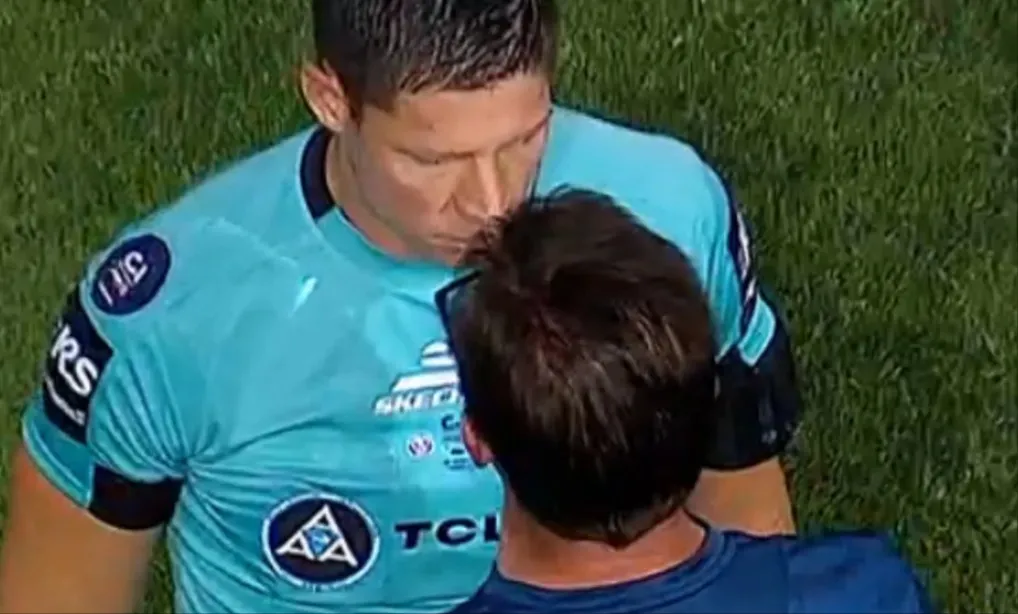 Alfredo Berti protagonizó un violento cruce con el árbitro Nicolás Ramírez