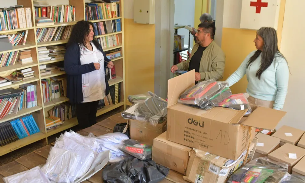 Entrega de kits escolares en comunas rurales de Chubut