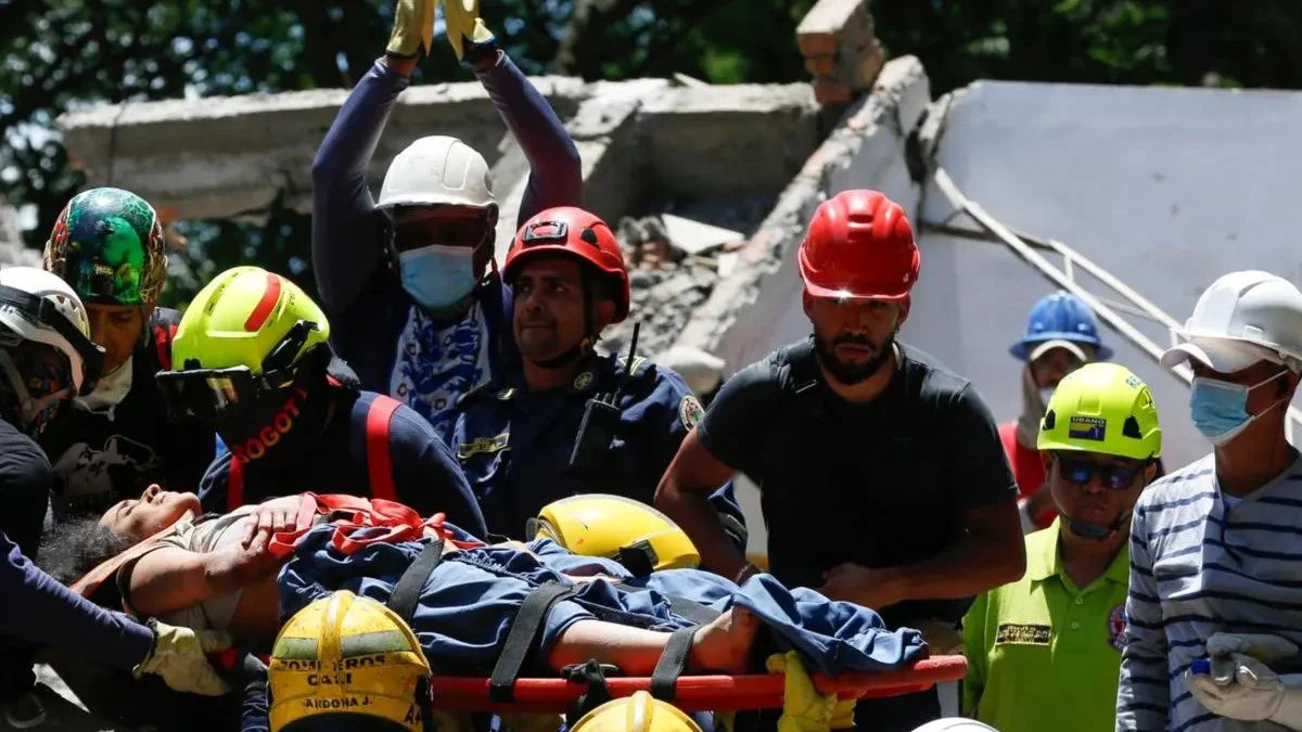 Rescatan a una mujer con vida en Colombia. Foto EFE/ E. Guzmán