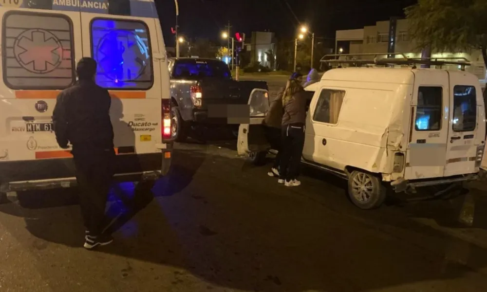 conductor ebrio chocó camioneta estacionada