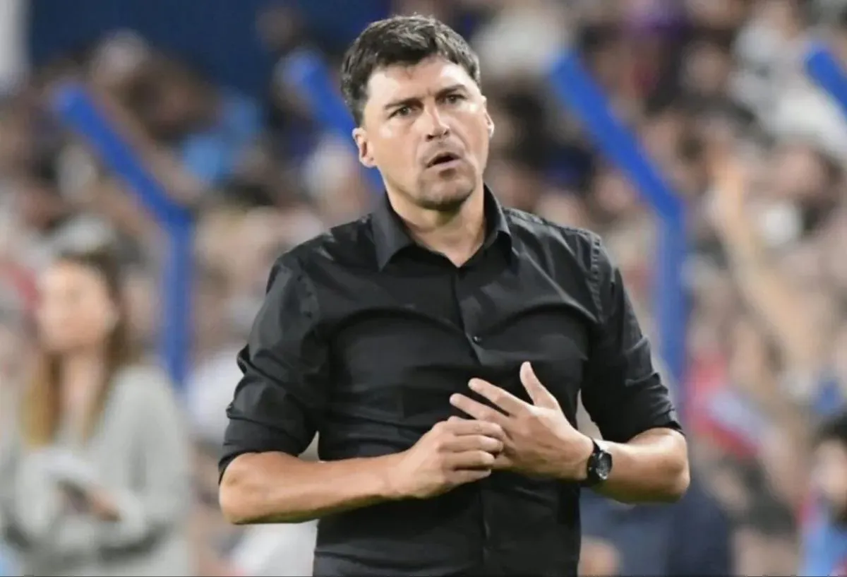 El entrenador uruguayo se despidió del plantel luego de la caída ante San Pablo