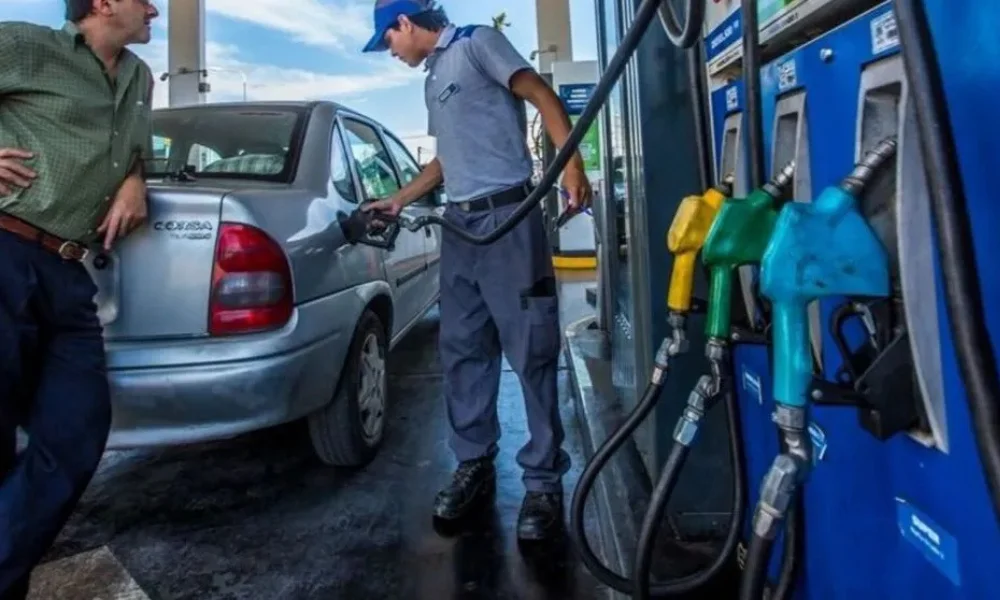 El primer impacto aparece en los combustibles, donde las subas ya se trasladaron a surtidores de todo el país.