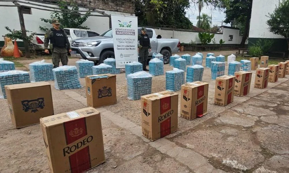 Llevaba 20 mil paquetes de cigarrillos en la Hilux
