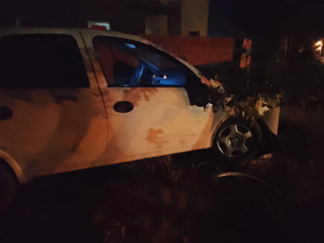 Auto chocado contra un pilar de energía