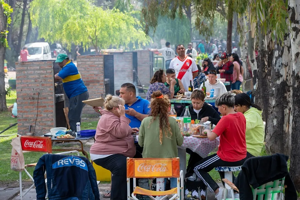 Con amplia concurrencia de vecinos, el Parque Recreativo Municipal de Rawson celebró el Día de la Madre (11)