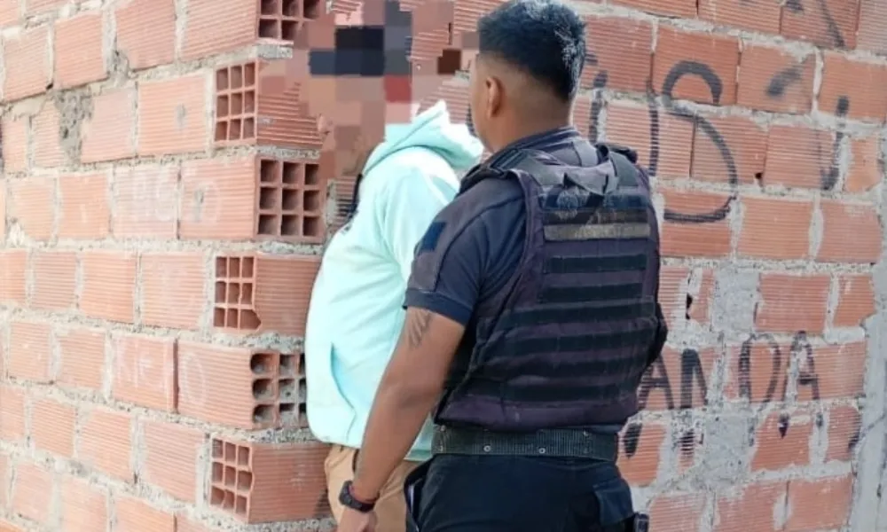 detenido por violar arresto domiciliario