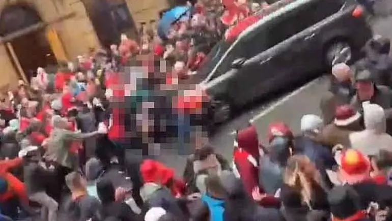 Atropello masivo en los festejos de Liverpool por el título de la Premier League.