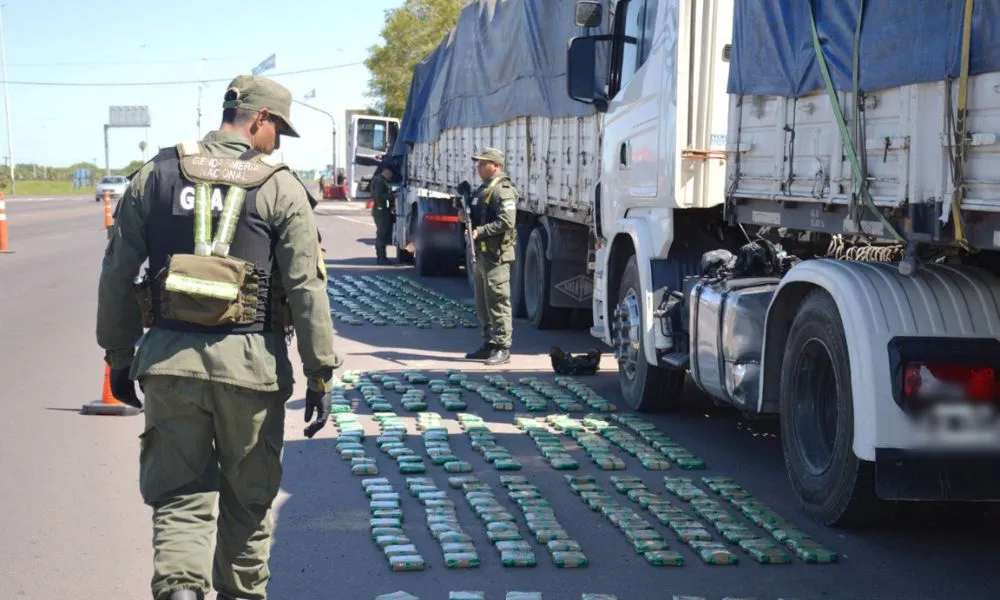 Ocultaban 129 kilos de hojas de coca en la cabina de dos camiones