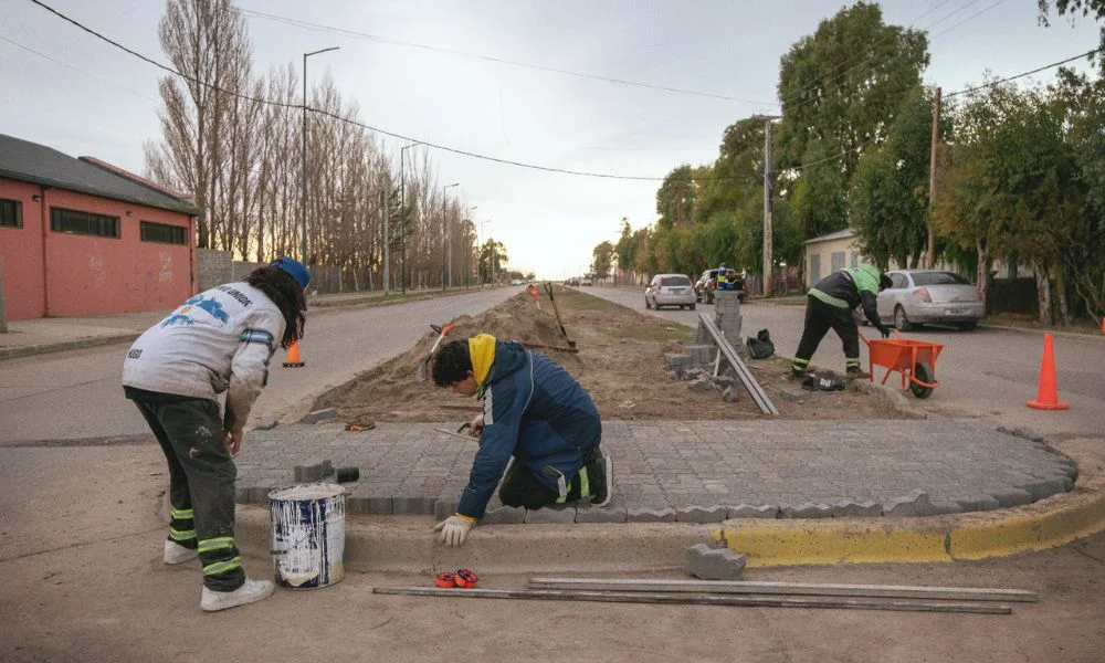 Colocación de adoquines en bulevares de Rawson