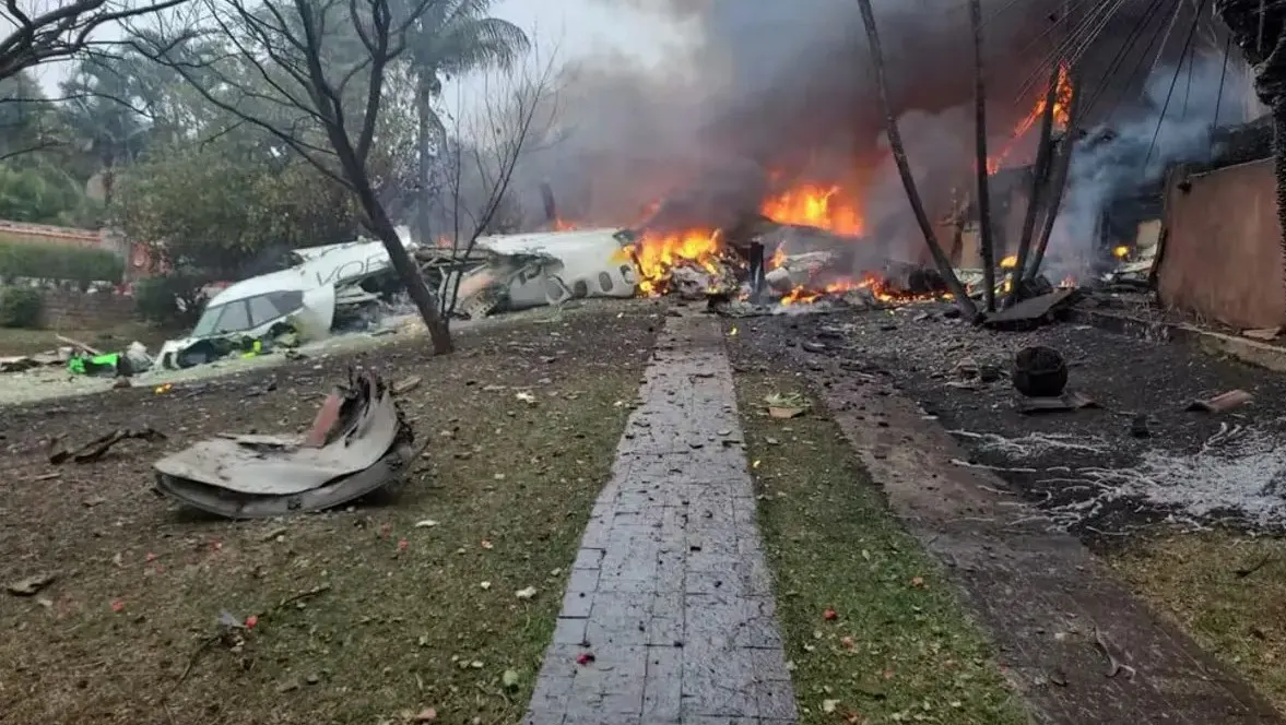 Avión se estrella en Sao Paulo con 62 personas a bordo