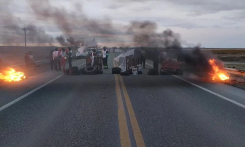 Docentes cortan la ruta 3 en Santa Cruz foto La Opinión Austral