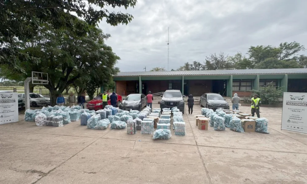 Hallaron hojas de coca y mercadería de contrabando en una caravana de autos