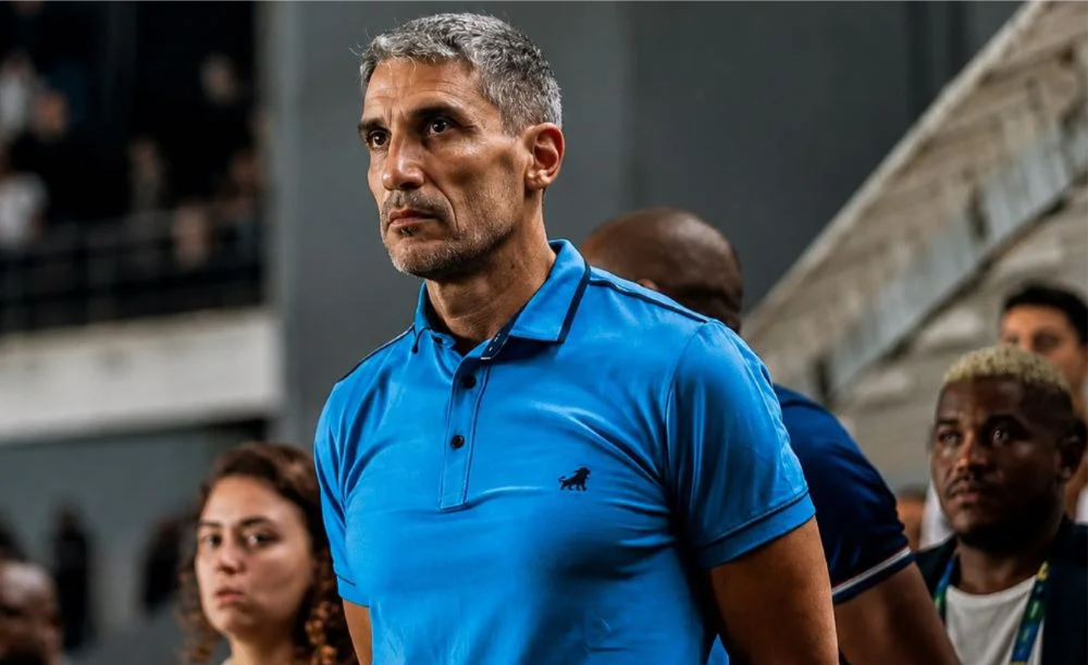 La dirigencia cerró la llegada del entrenador que venía de trabajar en Brasil.